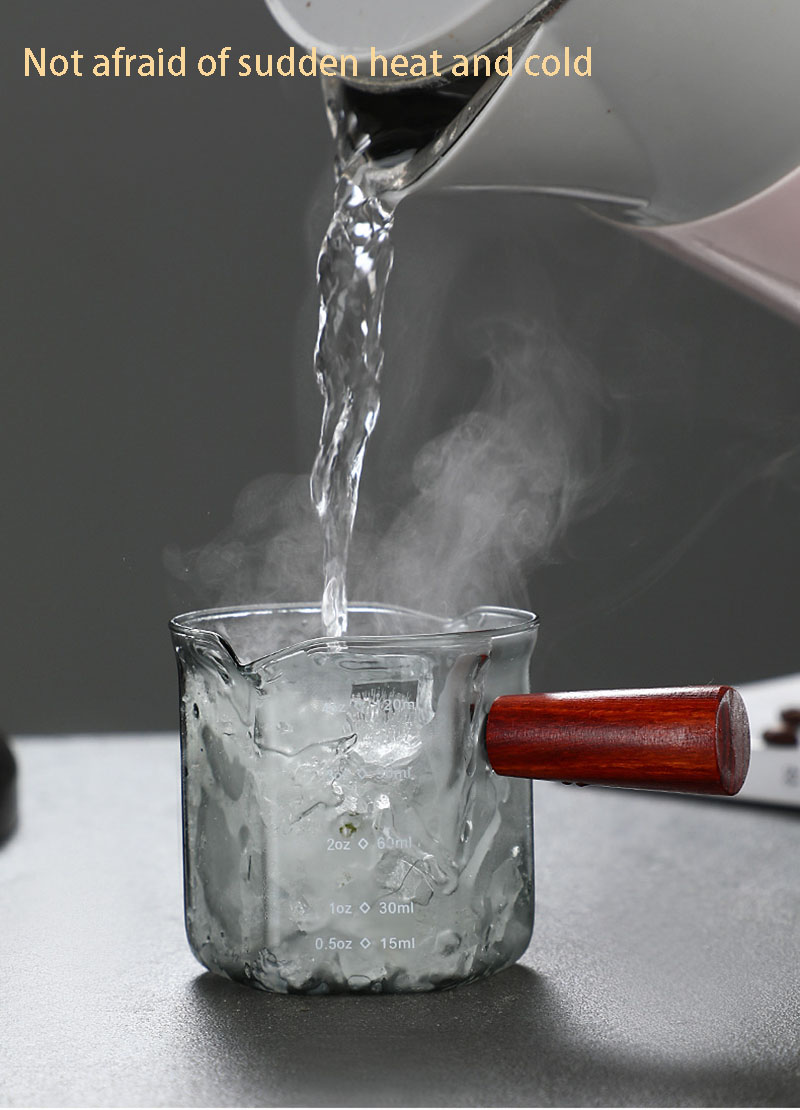 Tasse à expresso en verre avec manche en bois