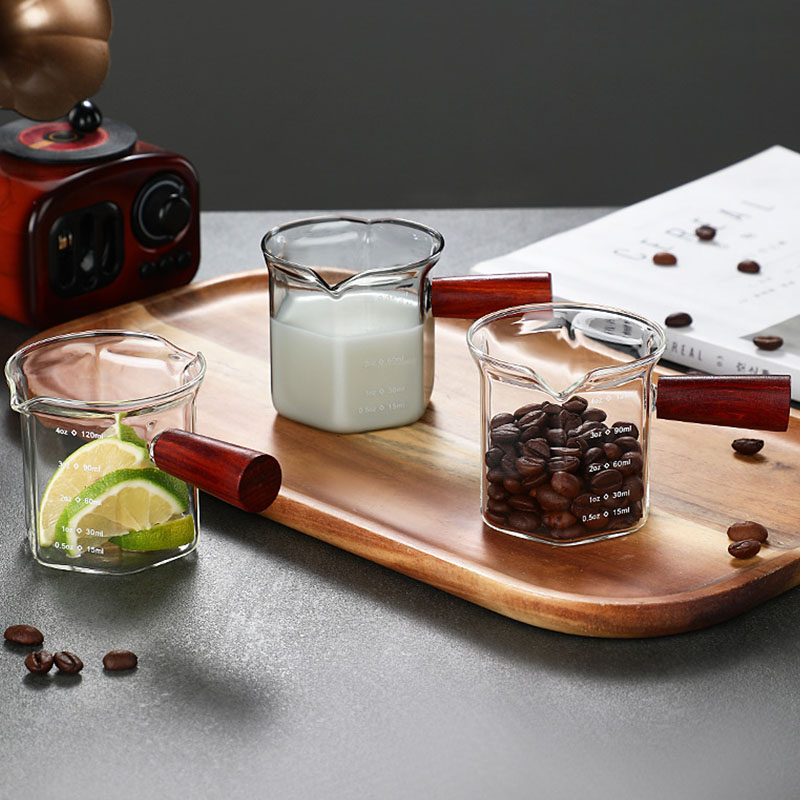 Tasse à expresso en verre avec manche en bois