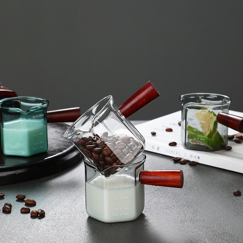 Tasse à expresso en verre avec manche en bois