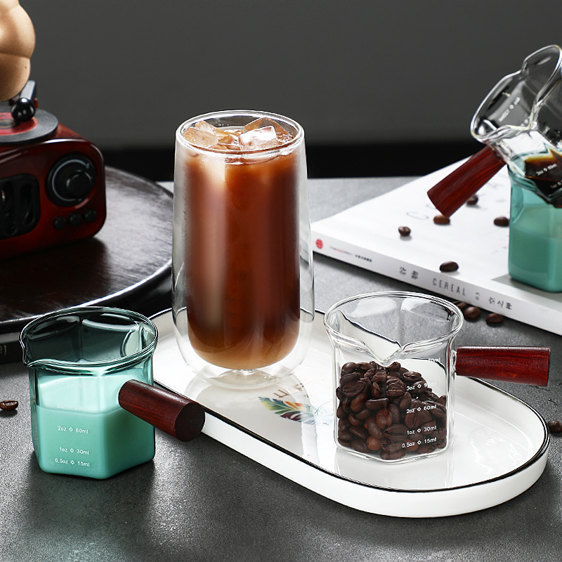 Tasse à expresso en verre avec manche en bois